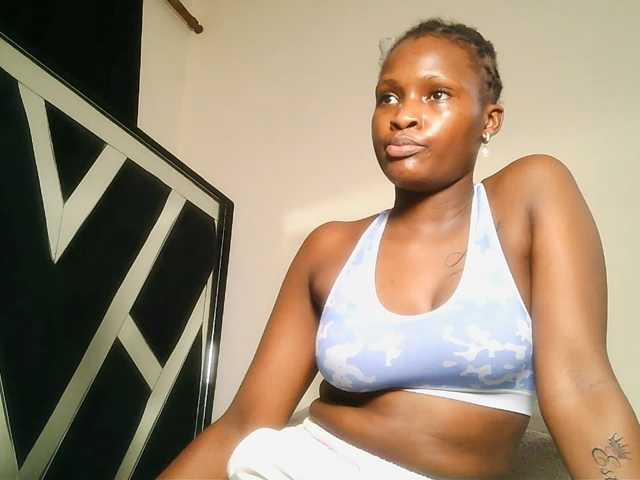 Oliviablue live cam on BongaCams