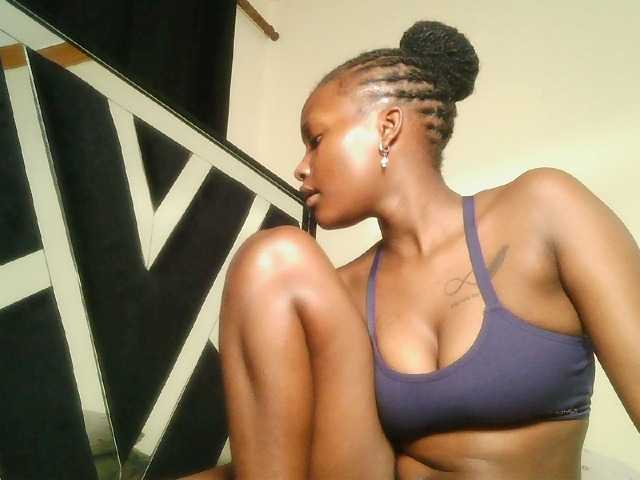 Oliviablue live cam on BongaCams