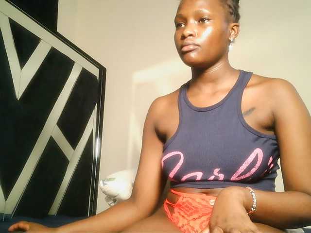 Oliviablue live cam on BongaCams