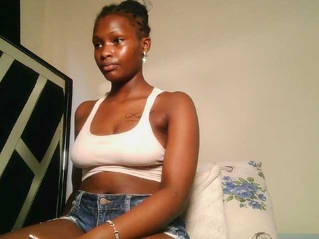 Oliviablue live cam on BongaCams