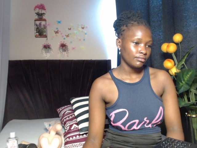 Oliviablue live cam on BongaCams