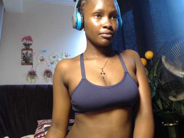 Oliviablue live cam on BongaCams