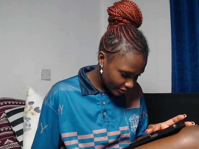 Oliviablue live cam on BongaCams