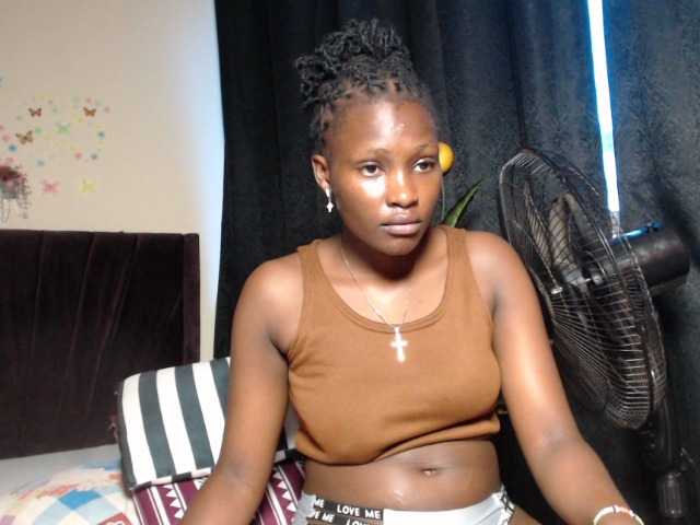 Oliviablue live cam on BongaCams