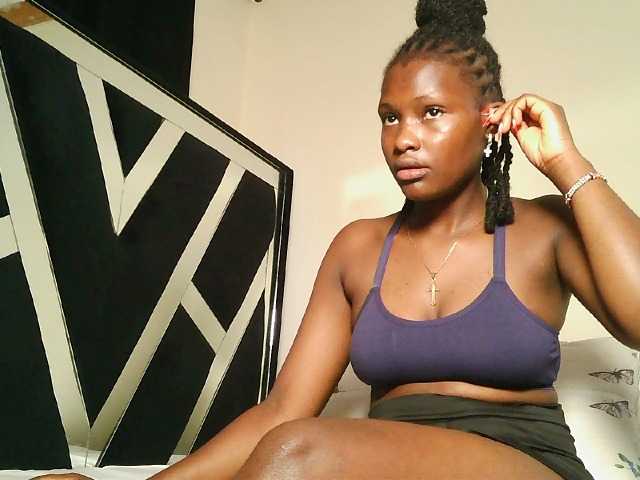 Oliviablue live cam on BongaCams