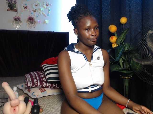 Oliviablue live cam on BongaCams