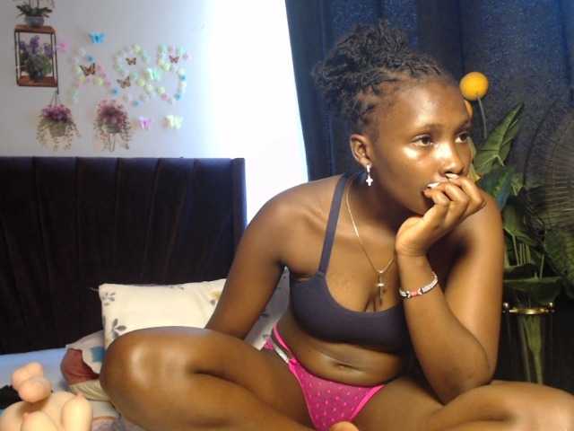 Oliviablue live cam on BongaCams