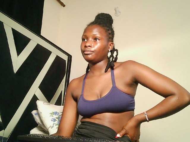Oliviablue live cam on BongaCams