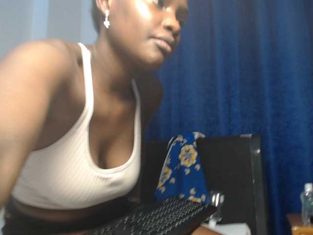 Oliviablue live cam on BongaCams