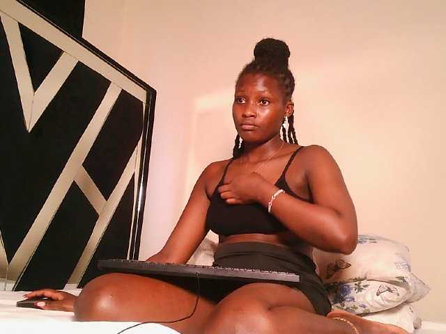 Oliviablue live cam on BongaCams
