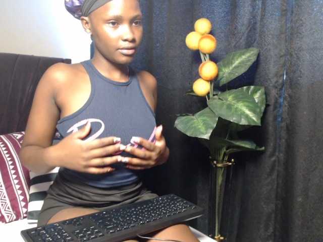 Oliviablue live cam on BongaCams