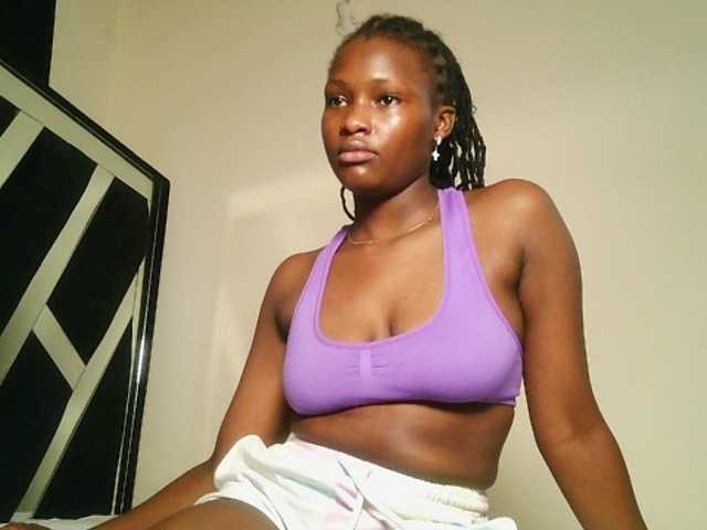 Oliviablue live cam on BongaCams