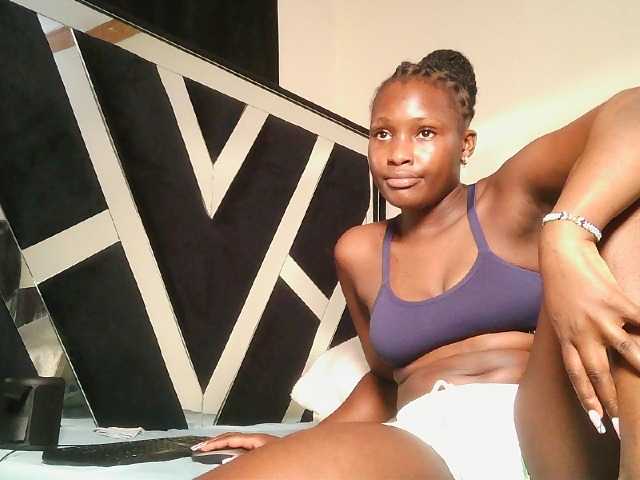Oliviablue live cam on BongaCams
