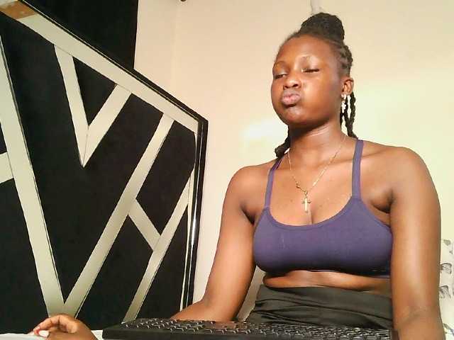 Oliviablue live cam on BongaCams