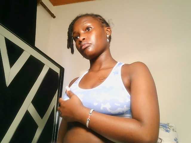 Oliviablue live cam on BongaCams
