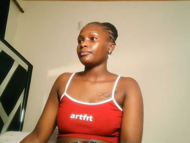 Oliviablue live cam on BongaCams