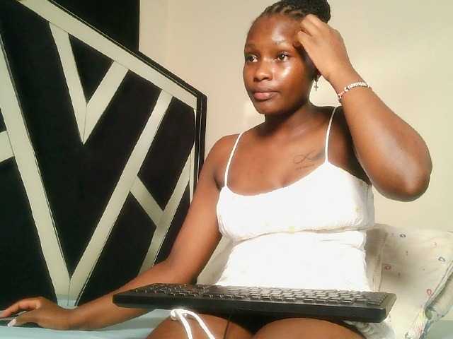 Oliviablue live cam on BongaCams