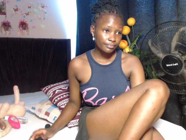 Oliviablue live cam on BongaCams