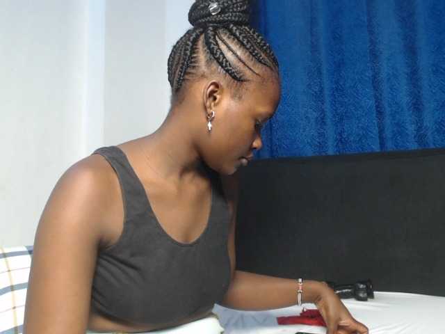 Oliviablue live cam on BongaCams
