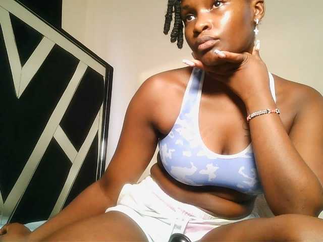 Oliviablue live cam on BongaCams