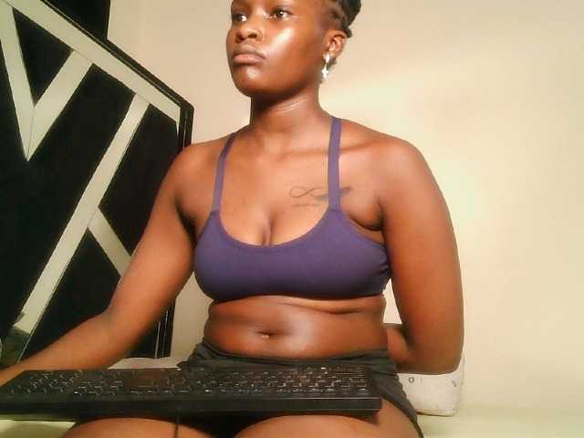 Oliviablue live cam on BongaCams