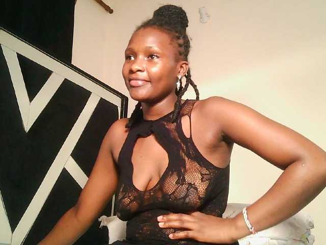 Oliviablue live cam on BongaCams