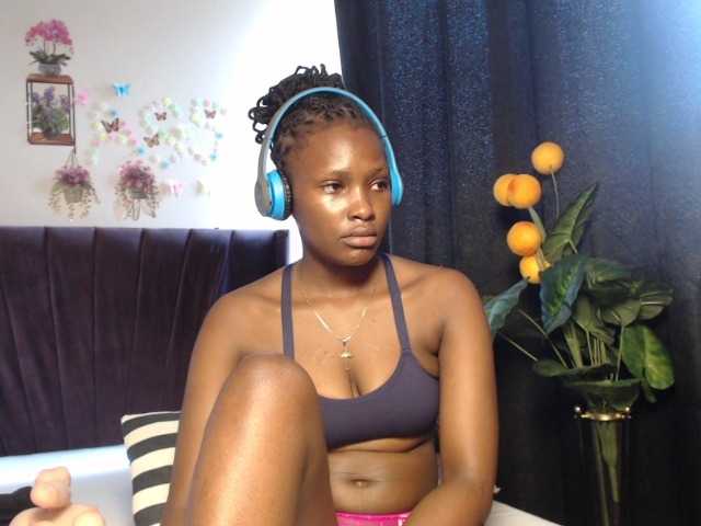 Oliviablue live cam on BongaCams