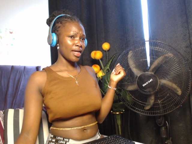 Oliviablue live cam on BongaCams