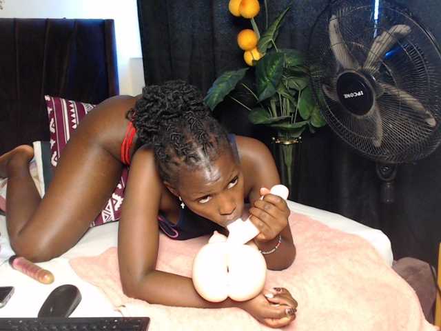 Oliviablue live cam on BongaCams