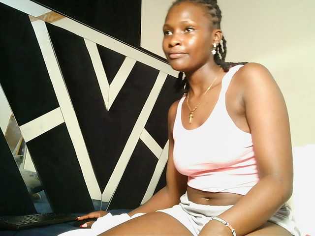 Oliviablue live cam on BongaCams