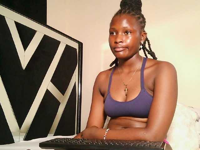 Oliviablue live cam on BongaCams