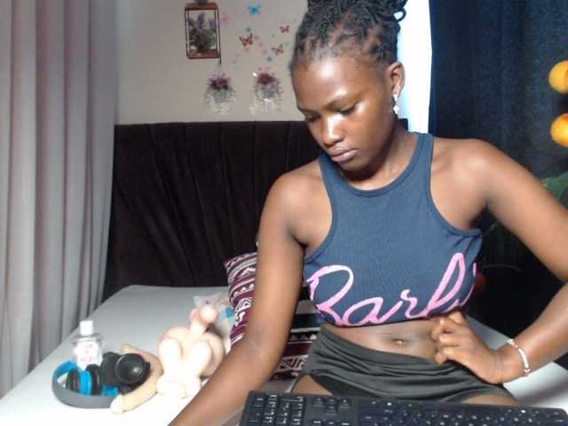 Oliviablue live cam on BongaCams