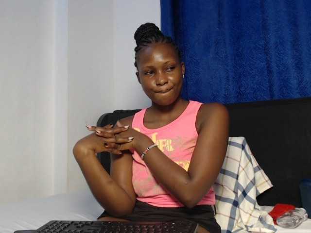 Oliviablue live cam on BongaCams