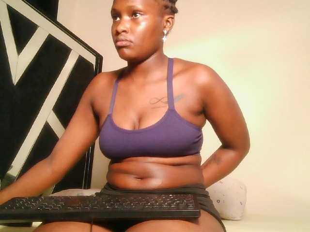 Oliviablue live cam on BongaCams