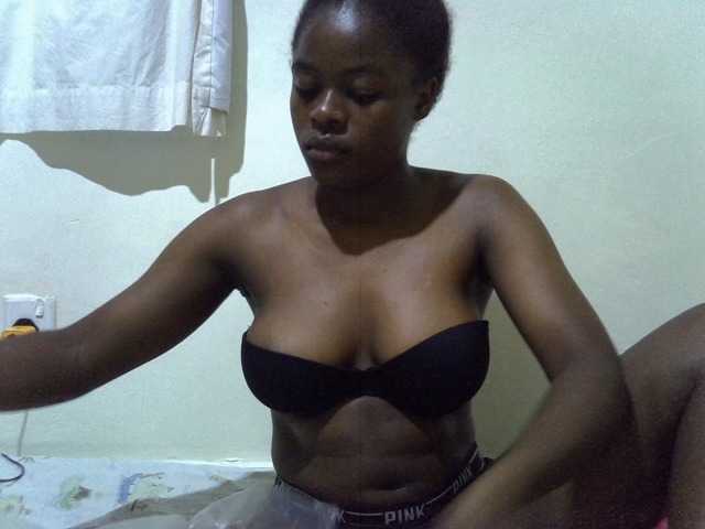 Sexxiemaya live cam on BongaCams