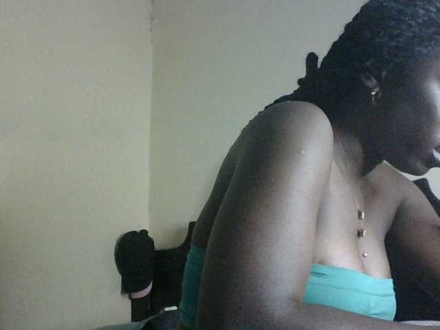le modèle Slutybitch1 est en webcam porno dans un show sur le site bongacams, il possède les tags suivants: Ebony,Brunette,Shaved
