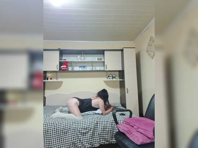 Alliahhot live cam on BongaCams