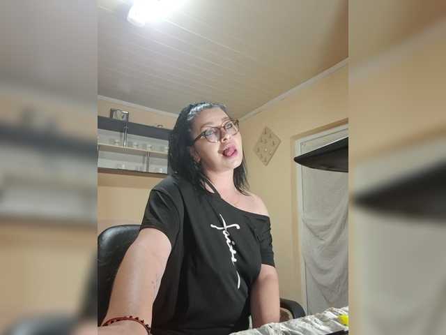 Alliahhot live cam on BongaCams