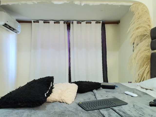 MiniLove01 live cam on BongaCams