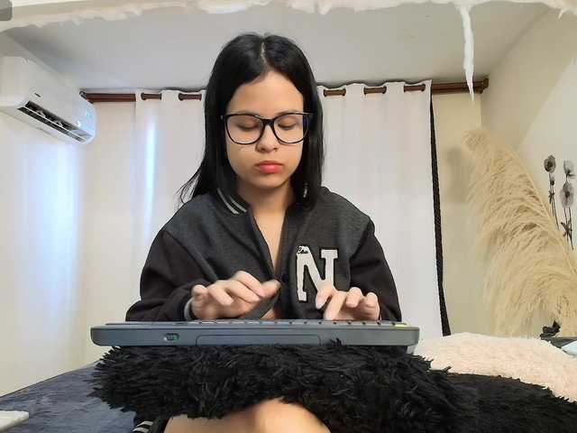 MiniLove01 live cam on BongaCams