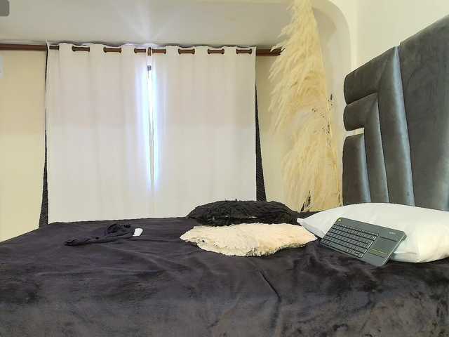 MiniLove01 live cam on BongaCams