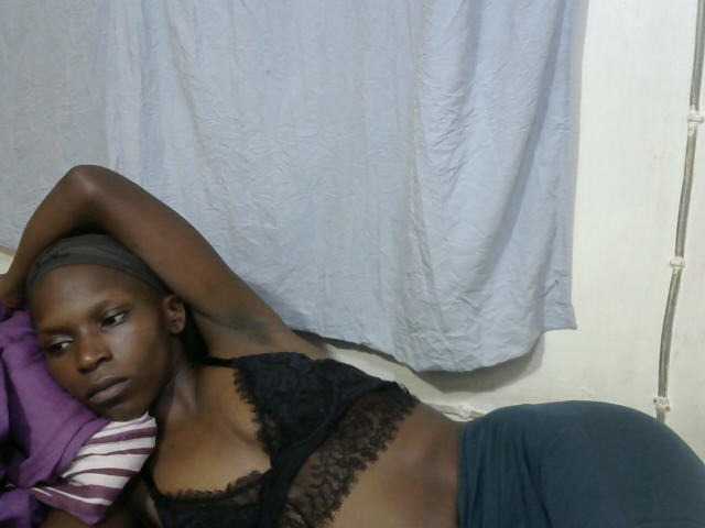 PrettyOne1 live cam on BongaCams