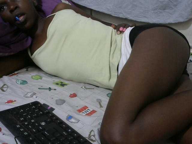 PrettyOne1 live cam on BongaCams
