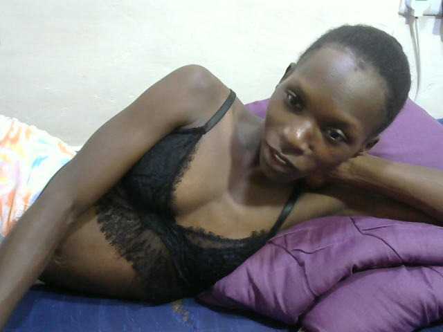 PrettyOne1 live cam on BongaCams