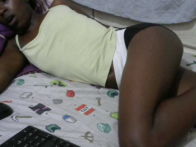 PrettyOne1 live cam on BongaCams