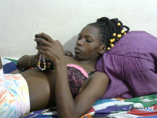 PrettyOne1 live cam on BongaCams
