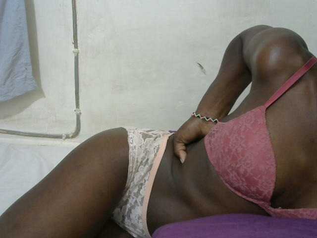 PrettyOne1 live cam on BongaCams