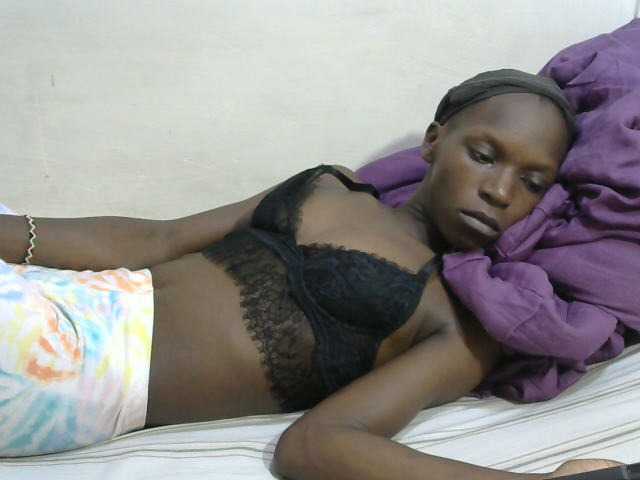 PrettyOne1 live cam on BongaCams