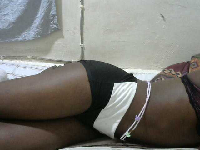 PrettyOne1 — live female cam