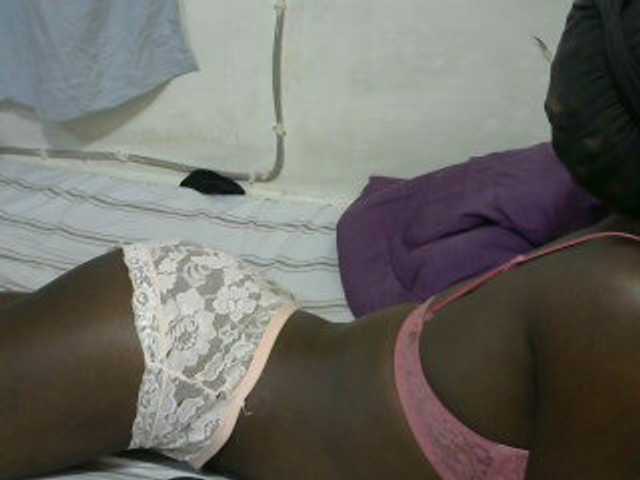 le modèle PrettyOne1 est en webcam porno dans un show sur le site bongacams, il possède les tags suivants: Ebony,Brunette,Hairy